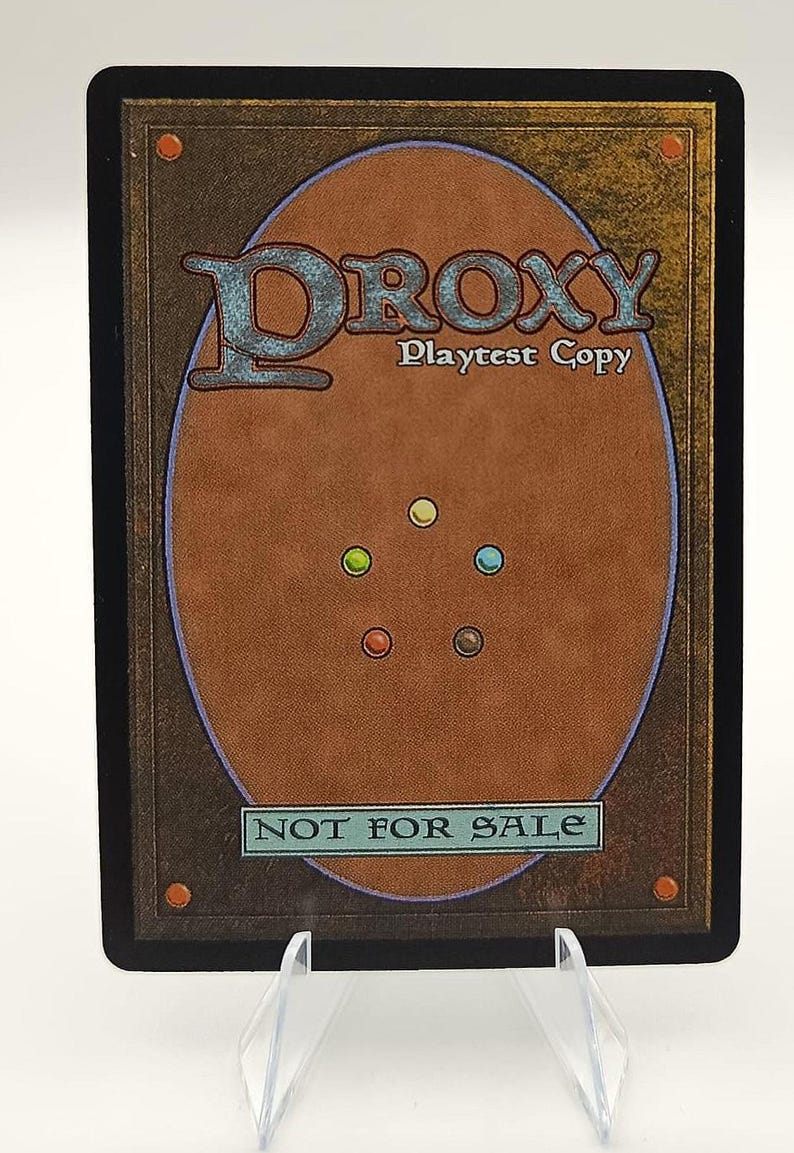 Peut inclure: Une carte &agrave; collectionner avec un fond marron et une bordure noire. La carte pr&eacute;sente le mot "DROXY" dans une police stylis&eacute;e, avec "Playtest Copy" en dessous. Le bas de la carte indique "NOT FOR SALE".