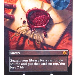 Peut inclure: Une carte Magic: The Gathering intitul&eacute;e "Imperial Seal". La carte pr&eacute;sente une illustration d&eacute;taill&eacute;e d'un sceau de cire rouge sur une enveloppe, avec le texte "Sorcery" et les instructions du jeu en bas. La carte est pr&eacute;sent&eacute;e sur un support transparent.