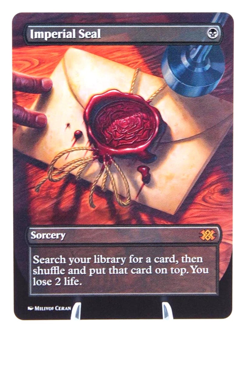 Peut inclure: Une carte Magic: The Gathering intitul&eacute;e "Imperial Seal". La carte pr&eacute;sente une illustration d&eacute;taill&eacute;e d'un sceau de cire rouge sur une enveloppe, avec le texte "Sorcery" et les instructions du jeu en bas. La carte est pr&eacute;sent&eacute;e sur un support transparent.
