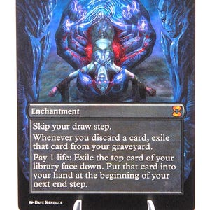Peut inclure: Une carte Magic: The Gathering intitul&eacute;e "Necropotence". La carte pr&eacute;sente une illustration centrale d'une figure spectrale aux teintes bleues et rouges, entour&eacute;e de d&eacute;tails complexes. Le texte de la carte d&eacute;crit les effets de l'enchantement.