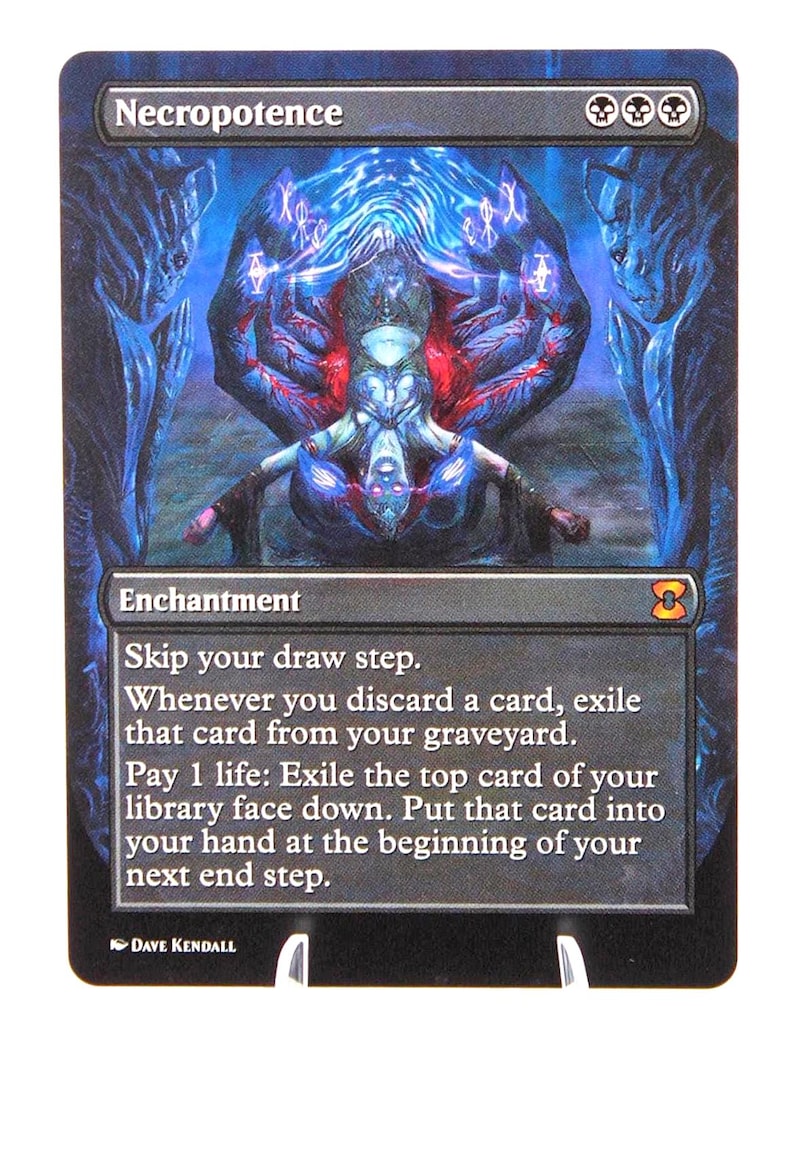 Peut inclure: Une carte Magic: The Gathering intitul&eacute;e "Necropotence". La carte pr&eacute;sente une illustration centrale d'une figure spectrale aux teintes bleues et rouges, entour&eacute;e de d&eacute;tails complexes. Le texte de la carte d&eacute;crit les effets de l'enchantement.