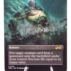 Peut inclure: Carte Magic: The Gathering &laquo;&nbsp;Reanimate&nbsp;&raquo;. L'illustration montre une figure spectrale &eacute;mergeant d'un fond brumeux et verd&acirc;tre. La carte est une sorcellerie, avec du texte d&eacute;crivant sa fonction.