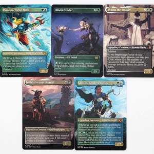 Könnte beinhalten: Fünf Magic: The Gathering Sammelkarten. Die Karten zeigen Fantasy-Kunst verschiedener Kreaturen und Charaktere, darunter ein Meervolk-Zauberer, eine Elf-Druidin und ein menschlicher Kleriker. Jede Karte hat ein einzigartiges Design und Farbschema.