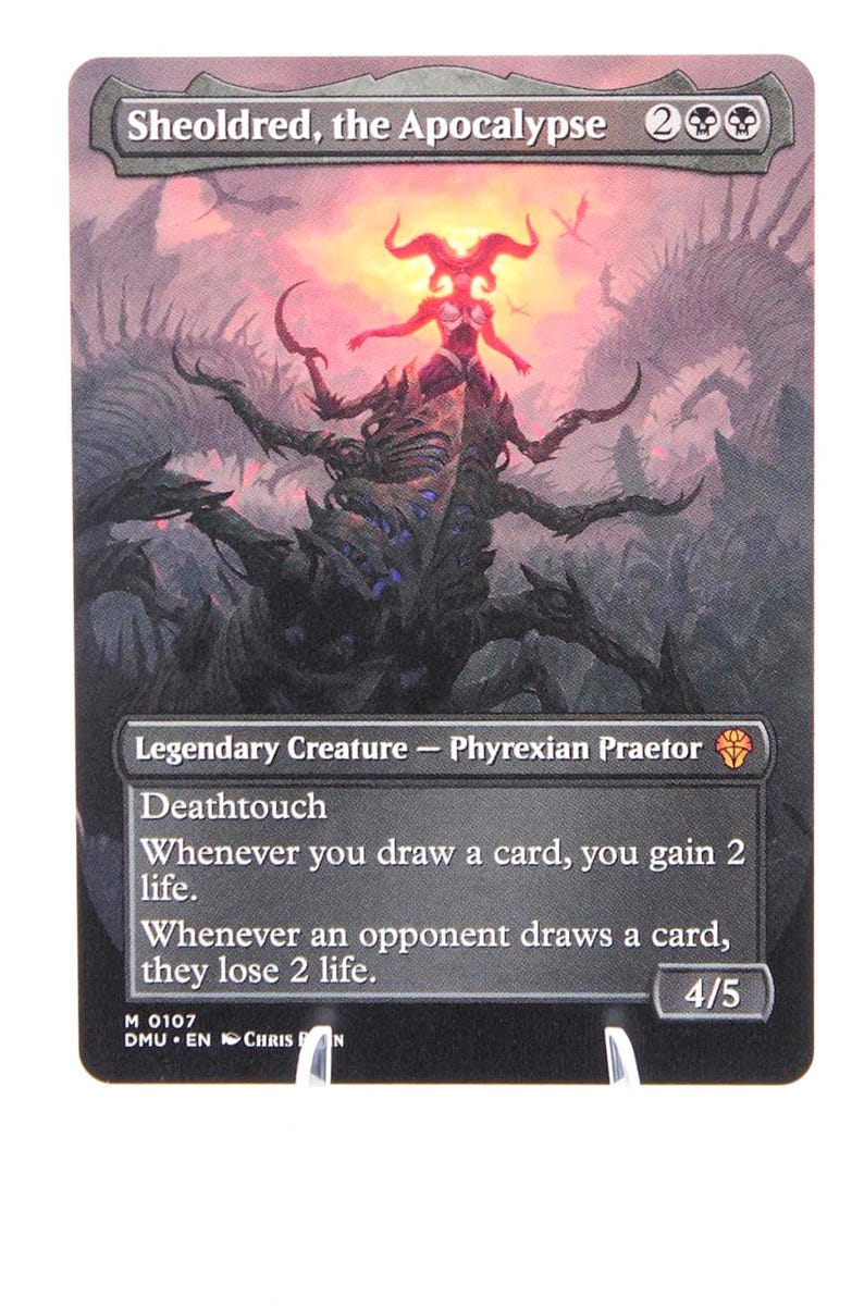 Peut inclure: Carte Magic: The Gathering avec Sheoldred, l'Apocalypse. L'illustration montre une cr&eacute;ature monstrueuse aux couleurs rouge et violet. Le texte d&eacute;crit des capacit&eacute;s comme le contact mortel et le gain/perte de vie. La force/endurance de la carte est de 4/5.