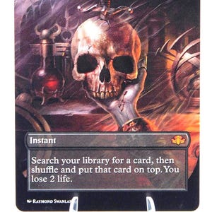 Peut inclure: Carte Magic: The Gathering intitul&eacute;e "Vampiric Tutor". L'illustration montre un cr&acirc;ne transperc&eacute; par une &eacute;p&eacute;e. Le texte indique : "Cherchez une carte dans votre biblioth&egrave;que, m&eacute;langez-la et placez-la au-dessus. Vous perdez 2 points de vie."