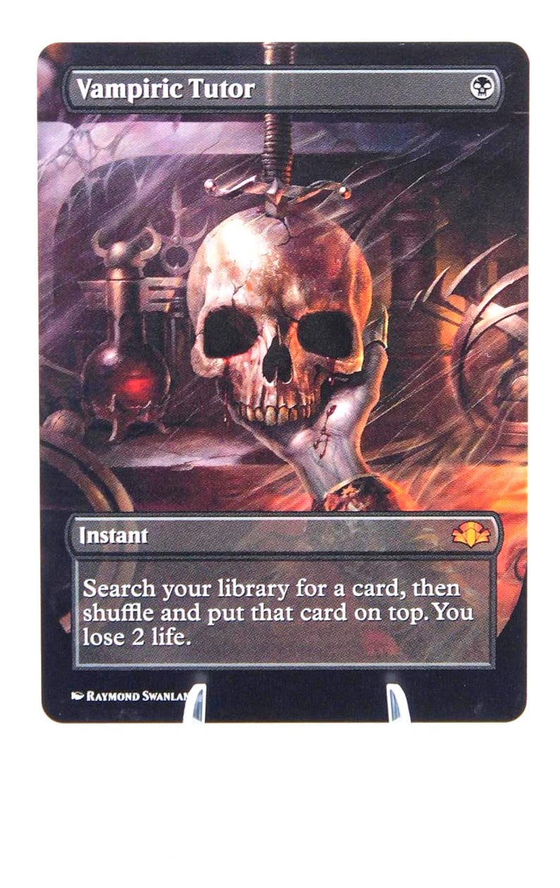 Peut inclure: Carte Magic: The Gathering intitul&eacute;e "Vampiric Tutor". L'illustration montre un cr&acirc;ne transperc&eacute; par une &eacute;p&eacute;e. Le texte indique : "Cherchez une carte dans votre biblioth&egrave;que, m&eacute;langez-la et placez-la au-dessus. Vous perdez 2 points de vie."