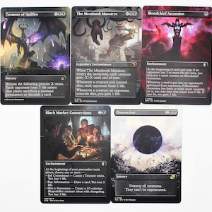 Peut inclure: Cinq cartes &agrave; collectionner Magic: The Gathering. Les cartes pr&eacute;sentent des illustrations et du texte fantastiques. Les titres incluent "Torment of Hailfire", "The Meathook Massacre", "Bloodchief Ascension", "Black Market Connections" et "Damnation". Les cartes sont rectangulaires avec des bordures noires.
