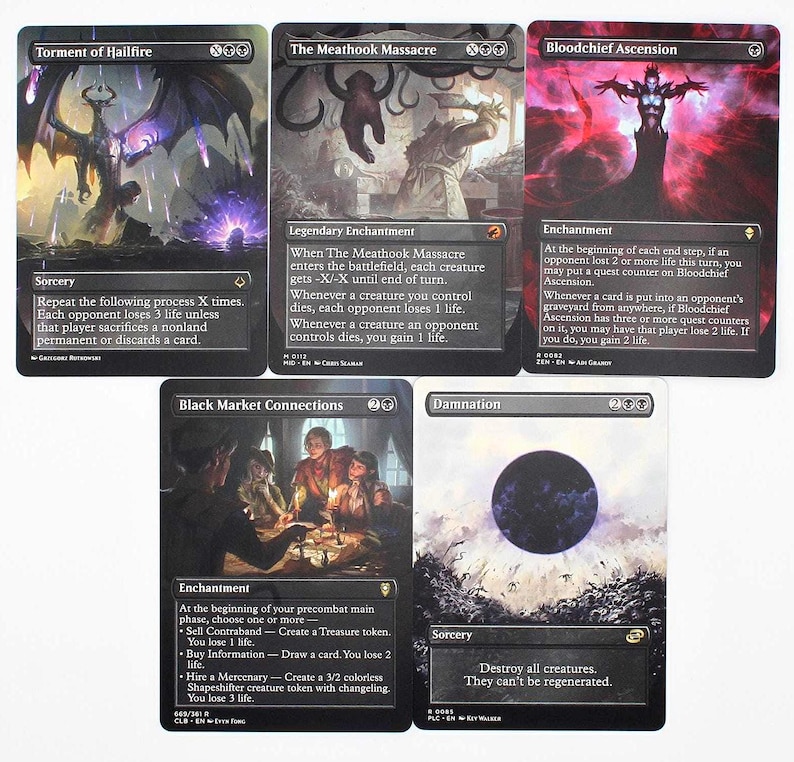 Peut inclure: Cinq cartes &agrave; collectionner Magic: The Gathering. Les cartes pr&eacute;sentent des illustrations et du texte fantastiques. Les titres incluent "Torment of Hailfire", "The Meathook Massacre", "Bloodchief Ascension", "Black Market Connections" et "Damnation". Les cartes sont rectangulaires avec des bordures noires.