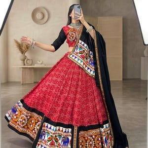 modern gujarati dress Indian Gujarati culture, especially Garba, has a unique charm. The colorful  dresses adorned with intricate Gamthi and Kutchi work evoke a distinct  feeling. When you wear these vibrant, intricately-designed Gujarati  garments, you're