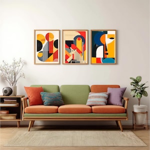 Peut inclure: Trois impressions d'art abstraites encadrées avec des formes géométriques orange, jaune, noir et bleu sont accrochées au-dessus d'un canapé vert et orange avec des coussins. Une table d'appoint en bois et une plante en pot complètent le décor du salon.