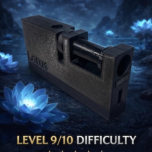 Puede incluir: Rompecabezas Lotus negro con dificultad de nivel 9/10. El rompecabezas tiene forma rectangular con un elemento cilíndrico. El texto "LOTUS PUZZLE" está en la parte superior, y el nivel de dificultad se indica con estrellas doradas.