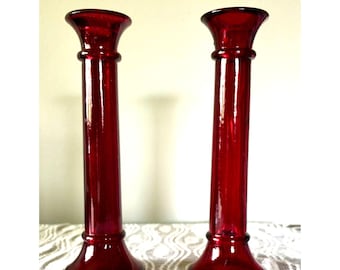 Świeczniki ze szkła rubinowo-czerwonego VTG, para eleganckich stożkowych świeczników z połowy XX wieku