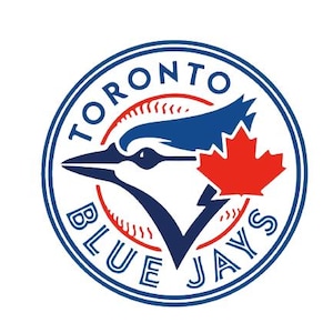 以下が含まれることがあります： 青と白で「TORONTO BLUE JAYS」の文字が入った円形ロゴ。ロゴには、様式化された青い鳥の頭、赤いカエデの葉、野球をモチーフにしたデザインが含まれています。