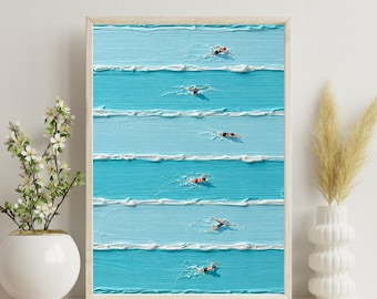 Op de afbeelding: Een rechthoekige ingelijste wandkunstprint met een bovenaanzicht van zes zwemmers in individuele banen van een felblauw zwembad. Het water is afgebeeld met dikke, getextureerde verfstreken in verschillende tinten blauw en wit.