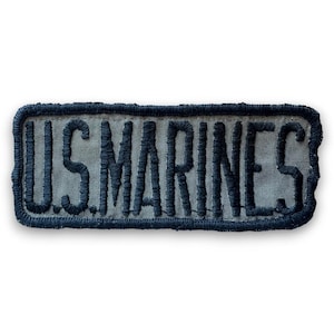 Peut inclure: Ensemble de trois mugs en céramique crème tachetée. Chaque mug présente un motif peint à la main : une feuille bleue et verte, une fleur jaune et une baie rouge. Les mugs ont une forme simple et arrondie.