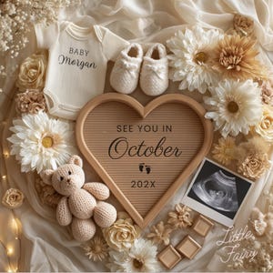 Op de afbeelding: Een baby aankondiging met een crèmekleurig rompertje met "Baby Morgan", babyschoentjes, een teddybeer en een hartvormig bord met "See you in October 202X". De aankondiging bevat een echo en bloemen.