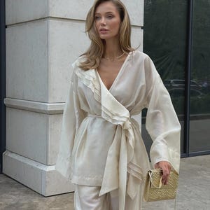 アイボリーの着物風セット（女性用）、テンセル素材のツーピース衣装、エレガントなマッチングセット、ワイドレッグパンツ、リゾートウェア、ブライダルラウンジセット、サマーコーディネート 画像 5