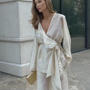 アイボリーの着物風セット（女性用）、テンセル素材のツーピース衣装、エレガントなマッチングセット、ワイドレッグパンツ、リゾートウェア、ブライダルラウンジセット、サマーコーディネート 画像 11