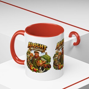 Puede incluir: Taza de cerámica blanca con interior y asa rojos. La taza presenta una colorida ilustración de un granjero sosteniendo una cesta de manzanas y una cerveza, con el texto "Alright My Luvver".