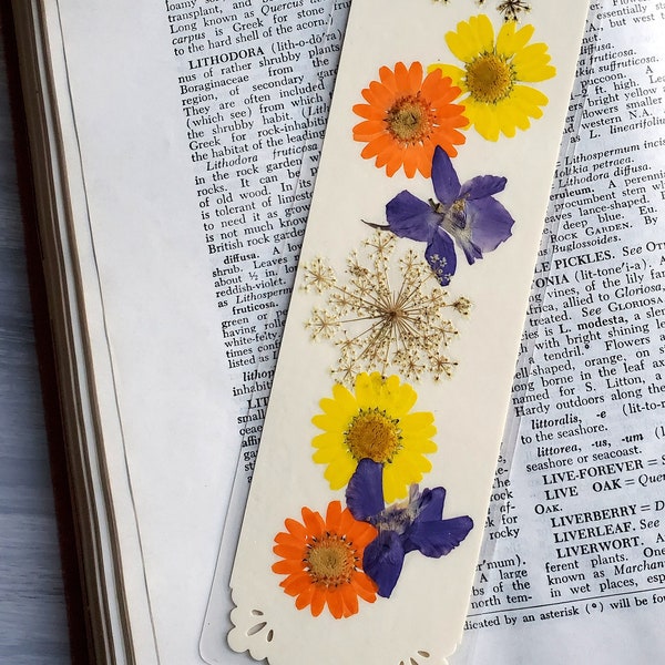 REAL FLOWER BOOKMARK Natural Pressed Flowers Art Bookmark, Flowery Bookmark, Friend, Student, Gardener, Nature Lover, Daughter, Mom Gift