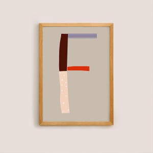 Puede incluir: Una impresión artística enmarcada con la letra "F" estilizada. El diseño incorpora una sección superior marrón oscuro, una barra horizontal roja y una sección vertical rosa claro con lunares blancos. Líneas horizontales azules completan el diseño.