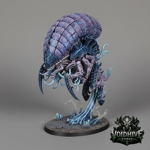 Pode incluir: Figura em miniatura detalhada de uma criatura biomecânica com uma grande cabeça segmentada em tons de roxo e azul. A figura tem garras afiadas, um esqueleto e é montada em uma base texturizada. O logotipo Voidhive Forge é visível.
