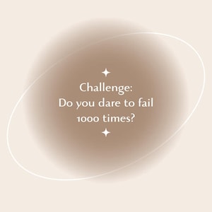 Może przedstawiać: Grafika motywacyjna z tekstem "Challenge: Do you dare to fail 1000 times?" Biały tekst na miękkim, rozmytym brązowo-beżowym tle z białym obrysem i akcentami gwiazd.