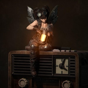 Puede incluir: Una figura de estilo steampunk con alas oscuras y gafas se sienta sobre una radio vintage, sosteniendo una linterna brillante. La figura viste un atuendo detallado con detalles de cuero. La radio tiene un reloj y una rejilla de altavoz.