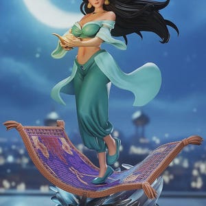 Puede incluir: Una figura de la Princesa Jasmine de Aladdin, vestida con un atuendo turquesa y sosteniendo una lámpara dorada. Está de pie sobre una alfombra mágica púrpura con un fondo de ciudad y una gran luna. Su largo cabello negro ondea.