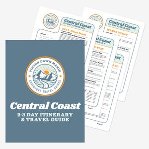 Könnte beinhalten: Ein Reiseführer mit dem Titel "Central Coast 2-3 Day Itinerary & Travel Guide" mit blauem Umschlag und weißem Text. Das Cover zeigt ein kreisförmiges Logo mit Bergen, einer Sonne und dem Text "Flying Dawn Marie Adventure Travel Guides". Mehrere Seiten sind sichtbar.