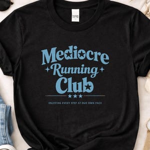 Camiseta Medíocre para Clube de Corrida: Camiseta Esportiva com Estampa, Presente Divertido para Corredores, Camiseta Casual para Amantes de Fitness