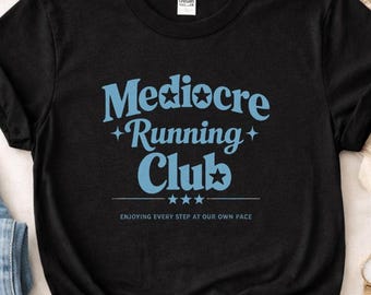 Camiseta Medíocre para Clube de Corrida: Camiseta Esportiva com Estampa, Presente Divertido para Corredores, Camiseta Casual para Amantes de Fitness