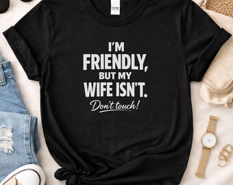 Camiseta "Sou amigável, mas minha esposa não é. Não toque", presente engraçado de aviso para o marido, camiseta com estampa protetora para casamento.