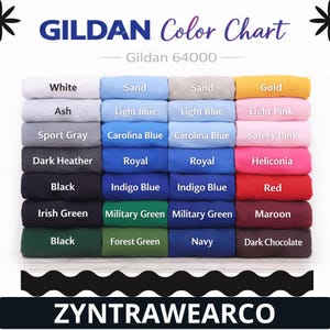 Pode incluir: Uma tabela de cores para roupas Gildan 64000, apresentando uma variedade de cores, incluindo branco, preto e azul marinho. A tabela exibe os nomes e amostras de cores, com o logotipo ZYNTRAWEARCO na parte inferior.