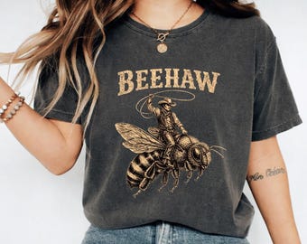 Camiseta Comfort Colors® Beehaw, Presente Divertido de Cowboy com Abelha, Camiseta de Apicultor, Camiseta de Abelhas, Camiseta Retrô de Apicultura, Presente para Amantes de Abelhas
