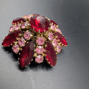 Spilla vintage con strass rossi e rosa / Spilla vistosa con grappolo floreale rosso rubino / Gioielli di bigiotteria di metà secolo