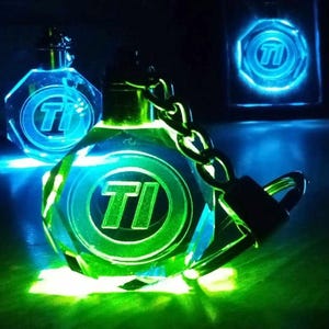 Può includere: Un set di tre tazze in ceramica con finitura opaca e macchiettata. Le tazze sono nei toni del crema, grigio chiaro e grigio scuro. Ogni tazza ha un design semplice e minimalista e un manico arrotondato. Adatte per caffè, tè o altre bevande.