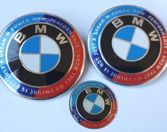 logo BMW, emblema sul volante, cofano, bagagliaio