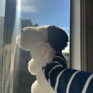 Peluche a forma di cucciolo in pelliccia sintetica all'uncinetto