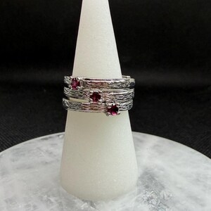 Stapelbare ring in robijnstijl | Sierlijke rode edelsteenring | Minimalistische stapelring | Verstelbare band | Cadeau voor haar | Sunset Meadow Stone Co