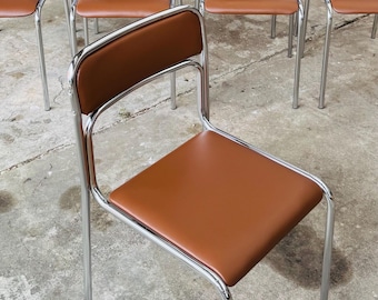 Sillas Bauhaus de acero tubular cromado y piel sintética marrón, sillas de comedor apilables de estilo modernista italiano.