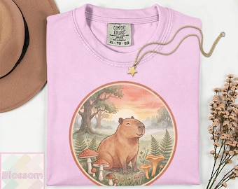 Maglietta con capibara e funghi / Maglietta stile cottagecore/Regalo botanico a tema animali / Maglietta per amanti degli animali / Maglietta vintage e stravagante Comfort Colors® 1717