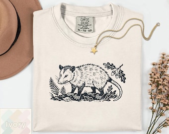 Maglietta con opossum incisa su linoleum / Maglietta con tema natura e bosco / Regalo con stampa a blocchi a tema animali selvatici / Maglietta con procione / Maglietta cottagecore con opossum Comfort Colors® 1717