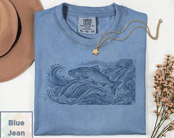 Maglietta con stampa a blocchi di pesce / Maglietta con onde incisa su linoleum / Regalo per pescatori amanti della natura / Maglietta con salmone e trota / Maglietta rustica costiera Comfort Colors 1717