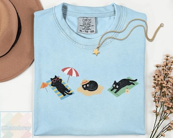 Maglietta con gatto che prende il sole / Maglietta divertente con gatto nero / Regalo per amanti della spiaggia / Top estivo carino / Maglietta estetica per le vacanze Comfort Colors 1717