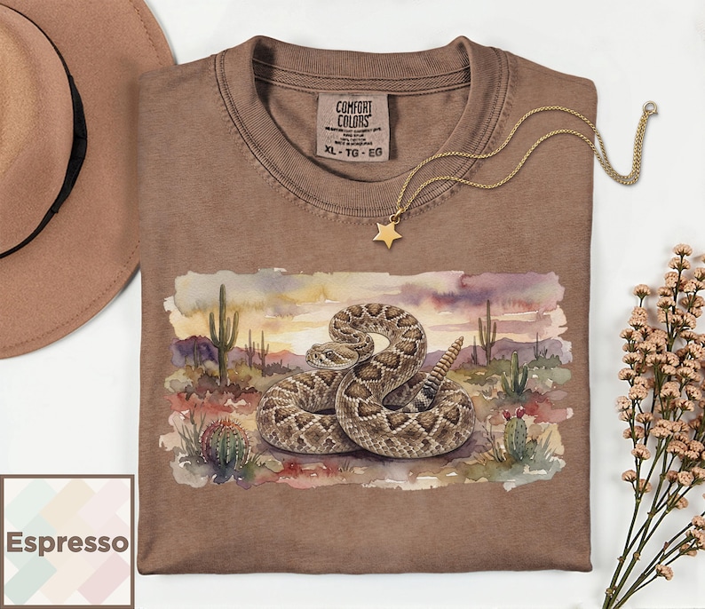 Camiseta con estampado de serpiente de cascabel en acuarela / Camiseta de fauna del desierto / Regalo para amantes de los reptiles del oeste / Camiseta para amantes de las serpientes / Camiseta vintage del suroeste Comfort Colors imagen 1