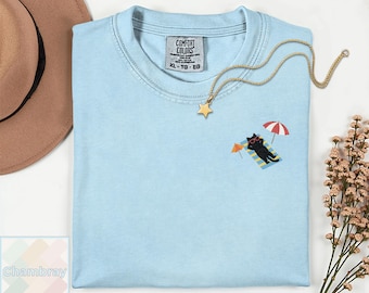 Maglietta con gatto da spiaggia / Maglietta per le vacanze estive / Regalo divertente per gli amanti dei gatti / Top minimalista con taschino / Maglietta retrò per prendere il sole Comfort Colors® 1717