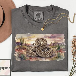 Camiseta con estampado de serpiente de cascabel en acuarela / Camiseta de fauna del desierto / Regalo para amantes de los reptiles del oeste / Camiseta para amantes de las serpientes / Camiseta vintage del suroeste Comfort Colors imagen 9