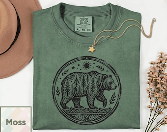 Maglietta con orso e foresta incisa su linoleum / Maglietta con pino e natura / Regalo con stampa a blocchi di animali selvatici / Maglietta da trekking / Maglietta vintage per attività all'aperto Comfort Colors® 1717