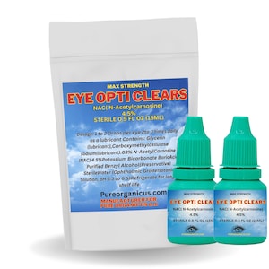 Puede incluir: Una bolsa blanca y dos pequeños frascos verde azulado de gotas para los ojos Eye Opti Clears. La bolsa tiene una etiqueta azul con información del producto, incluido el texto "MAX STRENGTH EYE OPTI CLEARS" y "ESTERIL 15ML". Los frascos también muestran el nombre del producto.